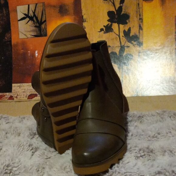 Stylish Olive Ankle Boots for Women - Picture 3 of 5